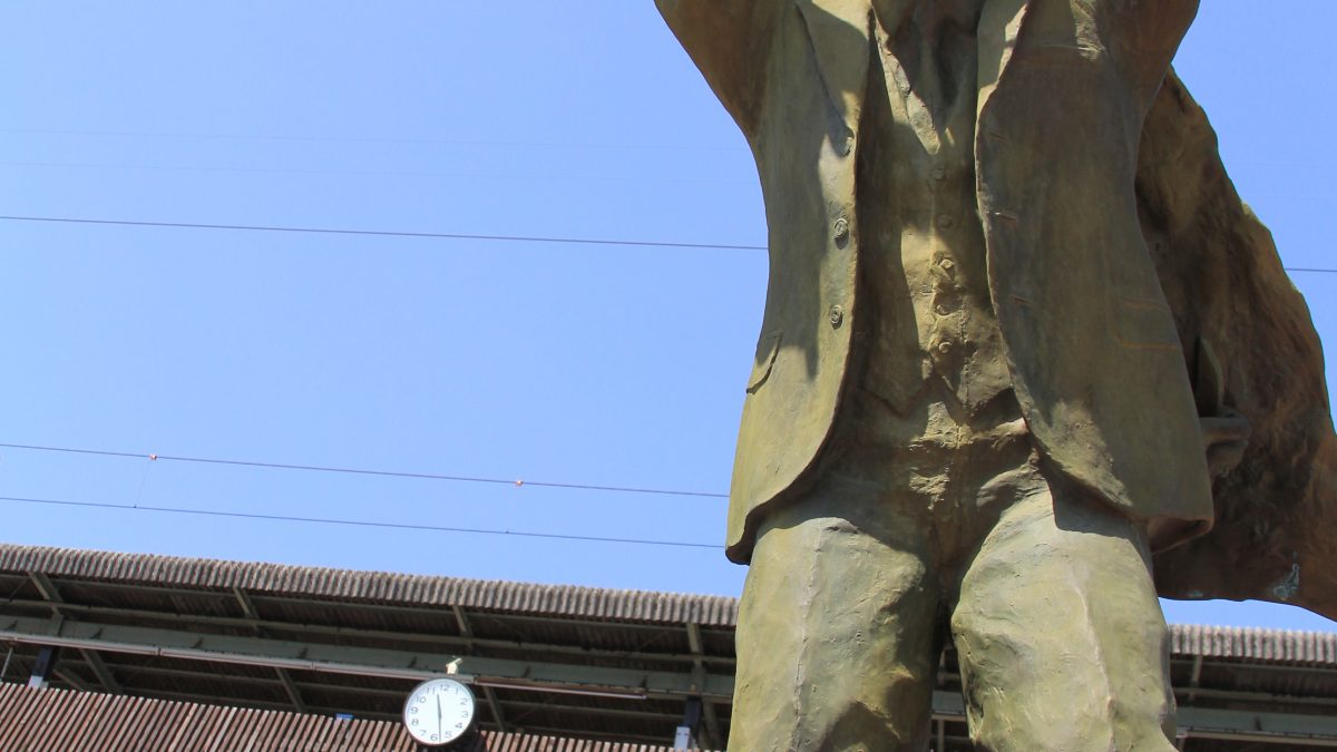 別府駅前の油屋熊八像